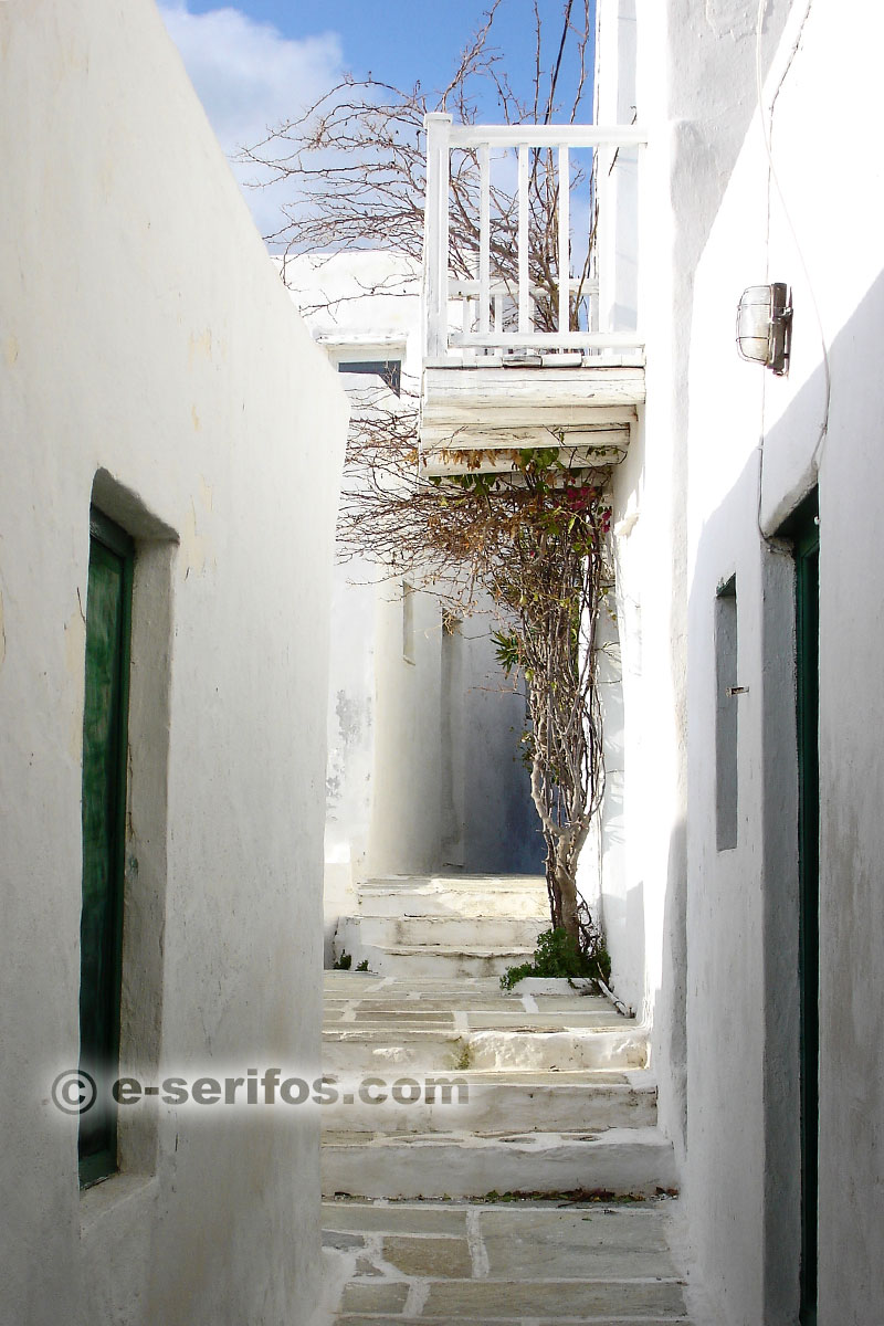 Walking around the paved alleys of Chora